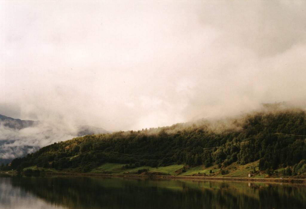 Die gegenüberliegende Seite des Gaupnefjorden. Kein Wind, aber Wolken.