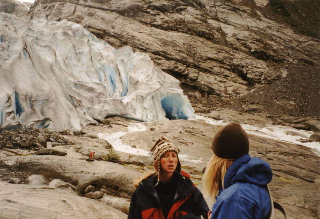 Wir sind am Gletscher, zwei Mädels betreuen uns, Inga (blaue Jacke) ist unsere Führerin, die andere managt die Materialausgabe.
