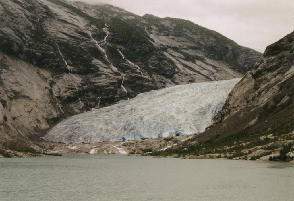 Durch den Gletscher sind überall kleine Wasserfälle. Rechts unten ist die Materialausgabestation.