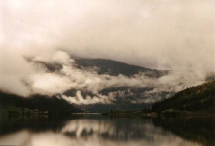 Wir sind auf der Stra&szlig;e 55 und haben Aussicht auf das Ende des Gaupnefjorden, links befindet sich Gaupne. Die Wolken sind beeindruckend.