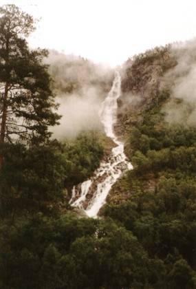 Ein Wasserfall an der 604, er ist gut gefüllt durch die vielen Regenfälle der letzten Zeit.