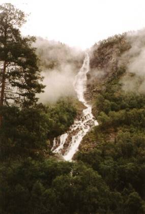 Ein Wasserfall an der 604, er ist gut gef&uuml;llt durch die vielen Regenf&auml;lle der letzten Zeit.