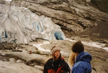 Wir sind am Gletscher, zwei M&auml;dels betreuen uns, Inga (blaue Jacke) ist unsere F&uuml;hrerin, die andere managt die Materialausgabe.