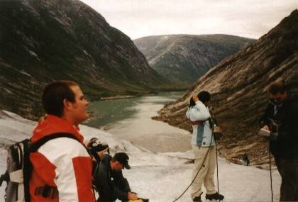 Der Gletscher hat das Tal fr&uuml;her ausgef&uuml;llt und reichte bis zum Breheimsenteret hinunter. Der See entstand erst in den letzten einhundert Jahren.