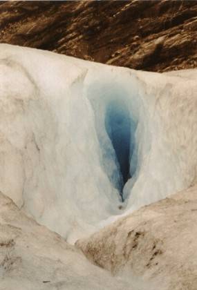 Das Wasser hat sich tief ins Eis gegraben und einen Hohlraum geschaffen.