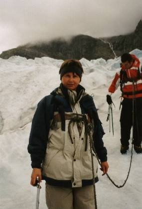 Evi gef&auml;llt das Eisklettern. In der Tasche hat(te) sie &uuml;brigens den Fotoapparat.