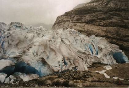 Hier wird Eis zu Wasser und flie&szlig;t zu Tal, der Gletscher wird im Winter von oben wieder mit Schnee aufgef&uuml;llt.