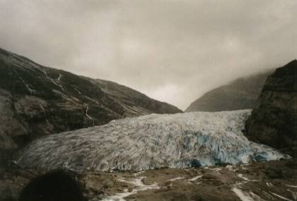 Ununterbrochen fließt das Wasser aus dem Gletscher - das ganze Jahr. Es wird im Winter durch den Schnee wieder ersetzt.