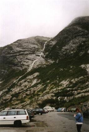 Durch den Gletscher sind &uuml;berall kleine Wasserf&auml;lle. Rechts unten ist die Materialausgabestation.