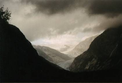Eine grandiose, d&uuml;stere Stimmung, aber &uuml;ber dem Gletscher ist es jetzt sonnig.