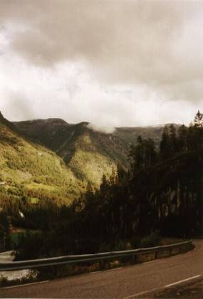 Die Sicht wird besser, aber immer noch kratzen die Wolken an den Bergspitzen.