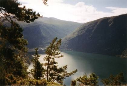 Von dieser Stelle aus bietet sich ein sch&ouml;ner Ausblick auf den L&aelig;rdalsfjorden. Gegen&uuml;ber liegt Vindedalen an einem Bergeinschnitt, es ist sehr windgesch&uuml;tzt. Dort unten steht unser Zelt.
