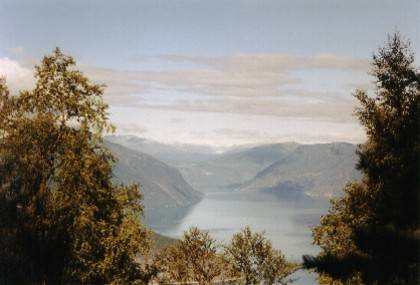 Blick in Richtung Nord-West, dort geht der L&aelig;rdalsfjorden in den Sognefjorden &uuml;ber. In der Ferne sieht man das Leikanger - Gebirge, auch da gibt es Gletscher.
