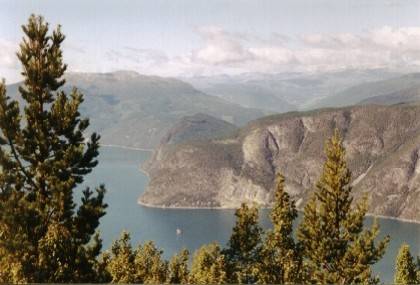 Blick nach Manheller, unten ist die F&auml;hre zu sehen. In der Ferne sieht man die Gebirgsz&uuml;ge des Jostedalsbreen.