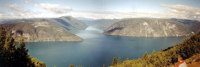 Blick in den Lustrafjorden hinein. Der Berg hinten am linken Ufer ist der 1172 m hohe Store Haugmelen. In der Verl&auml;ngerung des Lustrafjorden liegt der Nigardsbreen, an dem wir gestern waren. Rechts am Eingang des Lustrafjorden liegt das Tisserdalen-Massiv mit dem Tisserdalsh&oslash;gda, der 1226 m hoch ist.