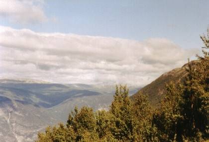 Blick nach Nord-Osten, in der Mitte des Bildes sind in der Ferne die Bergzüge Langedalen und Berdalen zu erkennen.