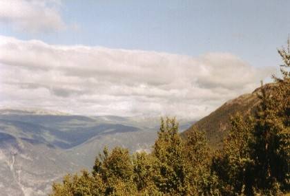 Blick nach Nord-Osten, in der Mitte des Bildes sind in der Ferne die Bergz&uuml;ge Langedalen und Berdalen zu erkennen.