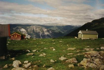 In der Bildmitte sieht man in der Ferne den gigantischen Jostedalsbreen.