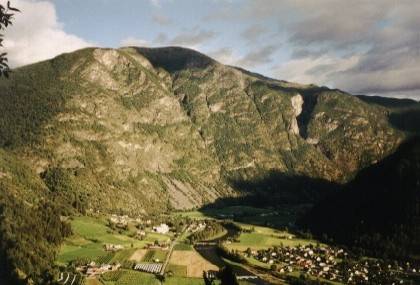 Blick nach L&aelig;rdal hinunter. Das Bergmassiv hei&szlig;t Oftedalen.