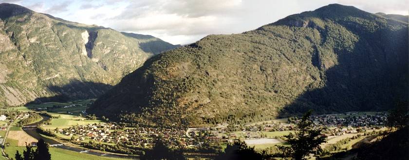 Bei dem Berg rechts handelt es sich um den Ausl&auml;ufer des Borhovda - Massivs. Der Fluss ist der L&aelig;rdalselva, der in den Fjord m&uuml;ndet. Die Spitze des Borhovda ist 1586 Meter hoch. Man sieht, dass im Tal jeder Quadratmeter intensiv genutzt wird.
