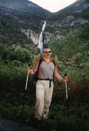 Wir sind in L&aelig;rdal - ein Tourist vor dem L&aelig;rdaler Wasserfall.