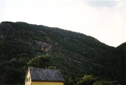 Der Blick zur&uuml;ck - diesen steilen Berg sind wir auf abenteuerlichen Wegen hinuntergestiegen.