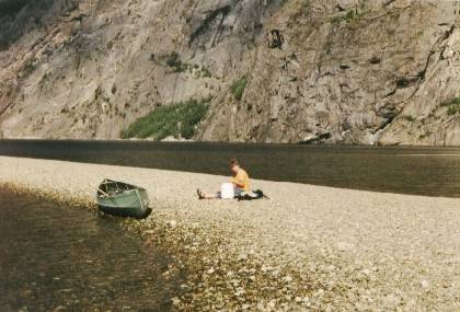 Hinter dem Strand flie&szlig;t der L&aelig;rdalselva in den Fjord - ein Lachsflu&szlig;. Die Bucht ist sehr flach.