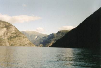 Um diese Landspitze vorn rechts m&uuml;ssen wir paddeln.