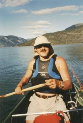 Im Vordergrund ist ein zufriedener Paddler beim Sonnenbaden zu sehen, im Hintergrund Fodnes. Wir sind gerade die Strecke von Fodnes nach Vindedalen quer &uuml;ber den Fjord gepaddelt.