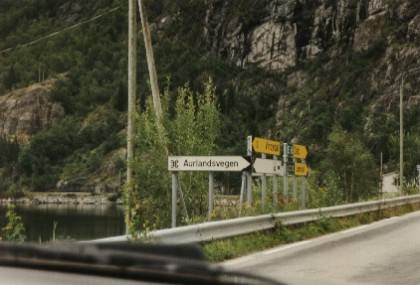Auf halber Strecke zwischen Vindedalen und L&aelig;rdal liegt an der Ortschaft S&aelig;b&oslash; der Abzweig zum Aurlandsvegen, den wir vor f&uuml;nf Tagen gefahren sind.
