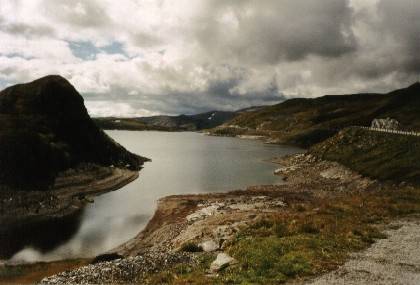 Wenn man oben ankommt, wird man mit dem Blick &uuml;ber den See Myrkdalsvatn belohnt.