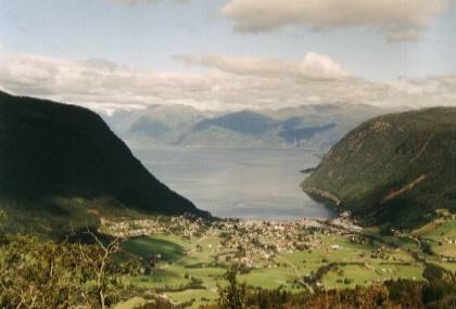 Blick von der Stra&szlig;e 13 auf Vik. Auch hier wird der Platz im Tal vollst&auml;ndig ausgenutzt. Am rechten Fjordrand f&uuml;hrt die Stra&szlig;e nach Vangsnes.