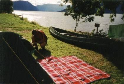 Aufbau und Einrichten auf dem neuen Campingplatz. Nach links f&uuml;hrt der Fjord nach Vik, geradeaus geht er in Richtung H&oslash;yanger weiter.