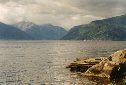 Der Angler-Betonklotz bei nahender Flut. In der Bildmitte rechts befindet sich die Landspitze mit dem F&auml;hrhafen Hella, links liegt Balestrand. Davor versuche ich zu angeln, hier ist es nicht so windgesch&uuml;tzt wie in Vindedalen.