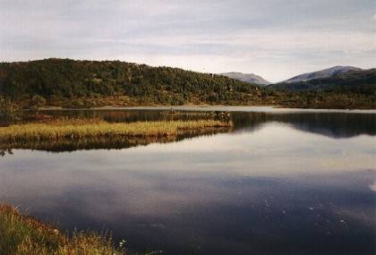 Blick &uuml;ber die Husatjerni-Seen in Richtung Osten. Es ist warm, sonnig, windstill - das Panorama ist herrlich, hier w&uuml;rde man am liebsten ewig bleiben.