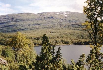 Je h&ouml;her wir am Nordufer steigen, desto besser kommt der See ins Blickfeld. Im Hintergrund ist der Rambertinden zu sehen, irgendwie fasziniert er mich.
