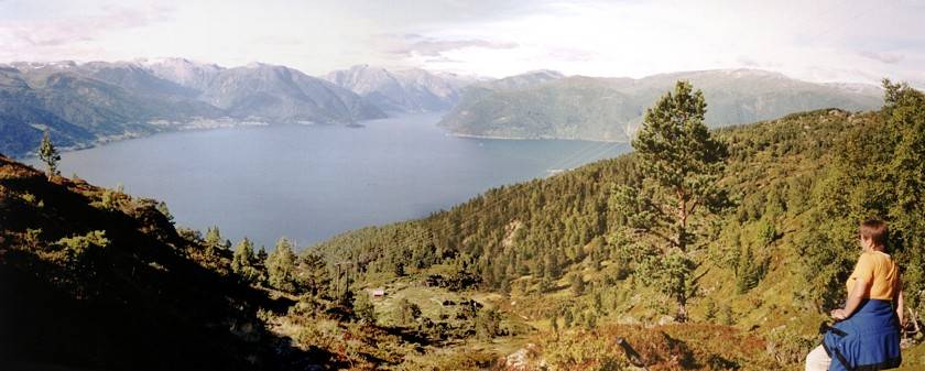 Von hier oben bietet sich ein herrlicher Blick &uuml;ber den Fjord in Richtung Balestrand und Fj&aelig;rlandsfjorden, die in der Nachmittagsonne liegen. Im Hintergrund ist die Leikanger-Hochebene zu sehen, &uuml;ber den Fjord f&auml;hrt die F&auml;hre in Richtung Vangsnes. Zu der H&uuml;tte links unten m&uuml;ssen wir hinabsteigen.
