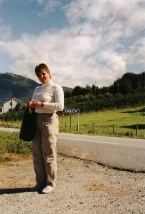 Wir sind gelandet und zum Landgang umgezogen. Der Yachthafen liegt am Ortsanfang von Langsnes.