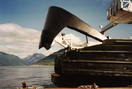 Das Tor wird hydraulisch ge&ouml;ffnet.