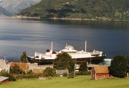 Die F&auml;hre ist mittlerweile beladen und legt schon wieder ab.