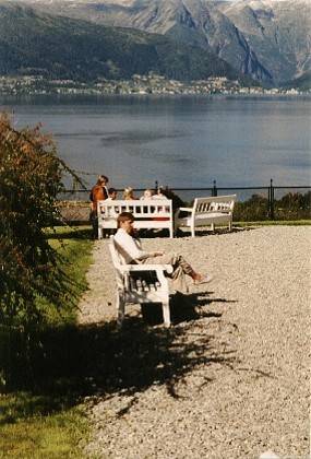 Von hier oben hat man einen sch&ouml;nen Blick nach Balestrand hin&uuml;ber, Evi genie&szlig;t lieber den Anblick von Fridtjov.
