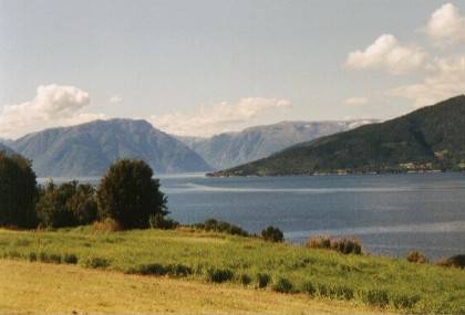 Blick in Richtung S&uuml;dwest, in Richtung Vik. Man sieht schon von hier oben, das ein wenig Wind und damit Wellen aufgekommen sind.