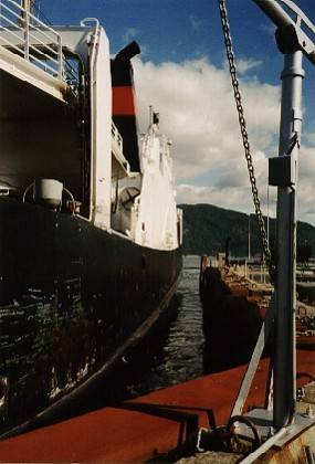 Nur einen knappen Meter liegt das Schiff vom Kai entfernt.
