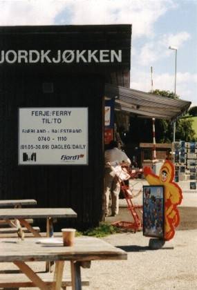 Hier warten t&auml;glich viele Leute, da lohnt sich ein solcher Verkaufsstand.