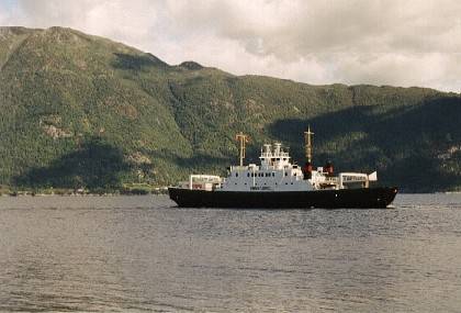 Das Fahren mit den F&auml;hren ist f&uuml;r jeden Norweger Routine, die Sunnfjorden ist beladen und legt schon wieder ab.