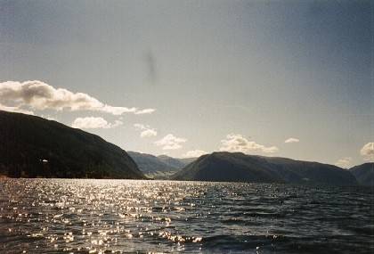 Als wir aus dem gesch&uuml;tzten Yachthafen in Richtung Vik auf den Fjord hinauspaddeln, bekommen wir leichten Gegenwind und Wellen.