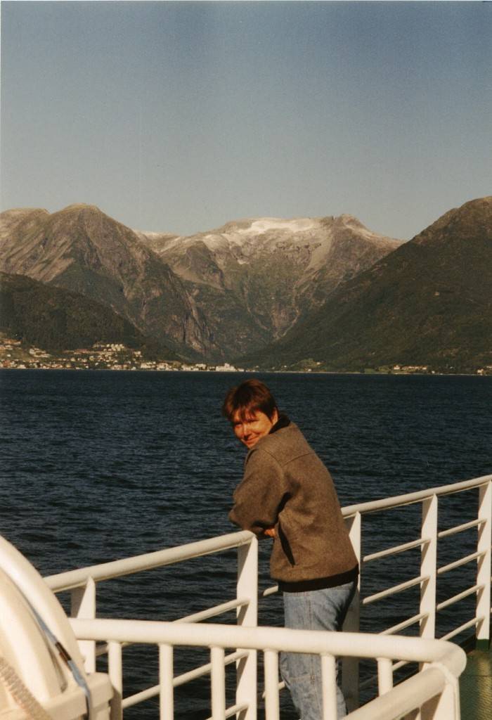 Evi schaut in Richtung Balestrand, dort wollen wir ins Balestrander Aquarium.