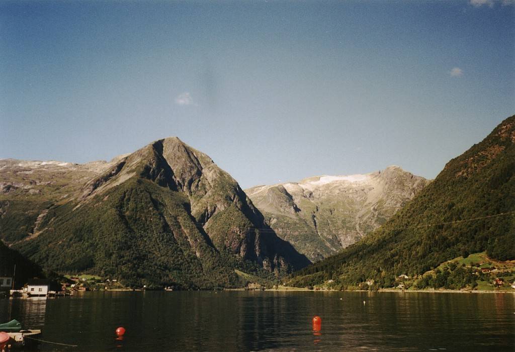 Fahrt von Dragsvik, dem Fährhafen, rund um den Esefjorden nach Balestrand. In der Bildmitte ist der Berg Keipen zu sehen.