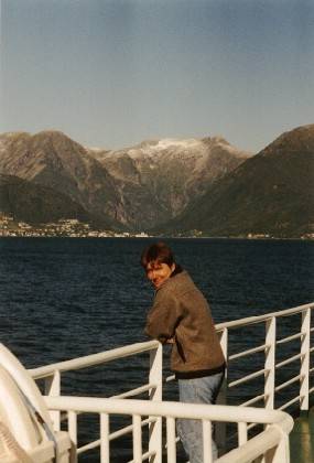 Evi schaut in Richtung Balestrand, dort wollen wir ins Balestrander Aquarium.