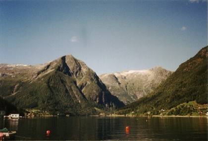 Fahrt von Dragsvik, dem F&auml;hrhafen, rund um den Esefjorden nach Balestrand. In der Bildmitte ist der Berg Keipen zu sehen.